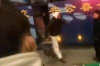 ?赛后有辽宁球迷守在广东大巴车前 朝着威姆斯大喊“nigger”