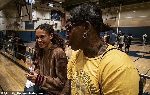 邮报：前NBA球星罗德曼的19岁女儿首次入选美国女足训练营