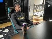 浓眉晒居家打游戏照 宣传湖人队限量版啤酒