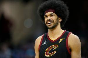 状态出色!骑士中锋贾莱特-阿伦首节10中5 拿下13分9篮板