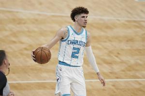 黄蜂官方:拉梅洛-鲍尔现在是2022NBA全明星了⭐!