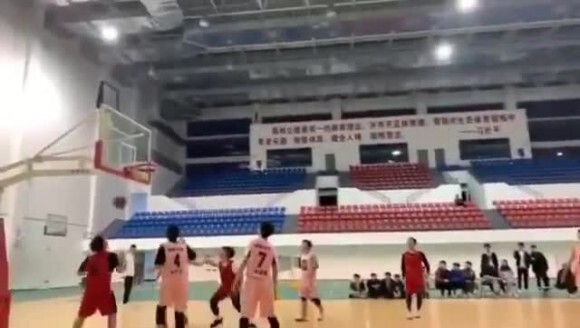 库里看了都得点赞!小伙这超远三分投的也太准了吧?
