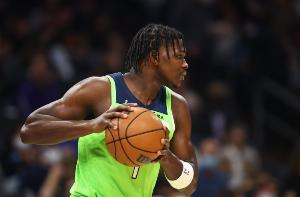 爱德华兹生涯总得分突破2500分 NBA历史第四年轻