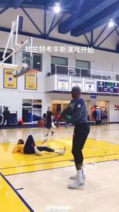杜兰特此前和考辛斯玩单挑被怼地上 表妹:你特么1v1也假摔?
