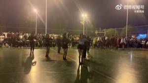 这是哪个学校的篮球赛呀?中场竟然还有啦啦队表演!?