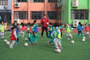 上海一小学16年起在女生中推广足球，为中国女足培养更多后备人才