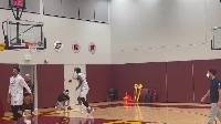 ?练练！训练结束之后 恩比德和哈登1V1单挑