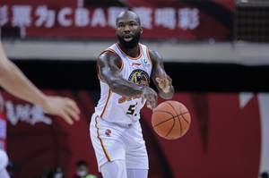 仅休息44秒!琼斯投篮20中6 砍下全场最高21分 外加8篮板11助攻