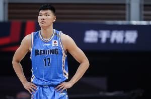 毫无存在感！范子铭与李慕豪合计只出手5次 5投2中得5分7板3助