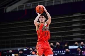 手感一般!姜伟泽15投5中得到12分9板2助1断 吉林不敌广厦
