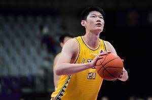 绝对优势!胡金秋半场8中6砍下16分3板+0犯规!