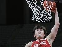 少有的亮点!刘泽一11投7中砍球队最高分17分 摘下5前场板