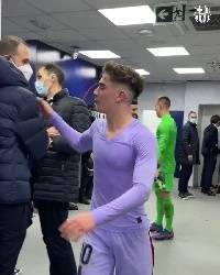哈维赛后在更衣室门口等待,与球员们一一拥抱致意
