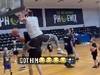 ?周琦参加球队活动给小球迷签名 被克里克偷袭“隔扣”