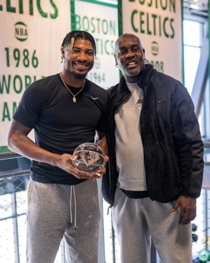 96年后首位后卫DPOY!绿军晒斯玛特手套合影:后卫??