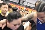 杰拉德-格林在中国参加野球比赛时疑似膝盖受伤 表情极度痛苦?