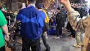 申花阵营视角实拍冲突:有申花球迷疑似被国安球迷打倒躺在路边