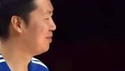 王治郅退役时把易建联喊了上来:接下来就靠兄弟你了!