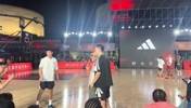 CBA球星也追星!胡明轩&林葳找陈冠希轮流合影