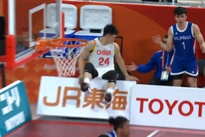 精神可嘉!崔永熙奋力救球 人飞到场边广告牌后面